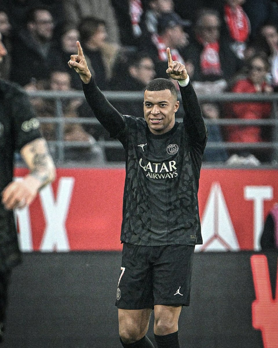 47岁苏提达率泰国队入场，穿西装系领带气宇轩昂，“艳压”欧拉弄