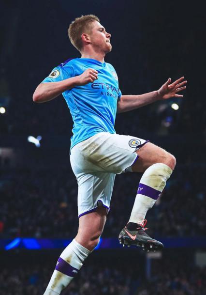 梅西：现代足球的永恒传奇（梅西：当代足坛的不朽神话）