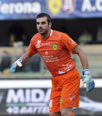 余力生以2小时06分38秒赢得瓦伦西亚马拉松，创英马历史第二佳绩，展现跨项实力，称霸铁三项目。