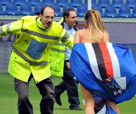 维尼修斯等人在替补席偷笑被龙赛罗怒批：到底在笑什么？（维尼修斯等人替补席窃笑惹怒龙赛罗：你们到底在笑啥？）